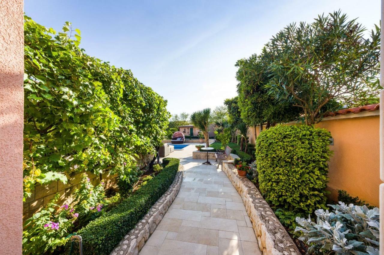Navis Luxury Villa โวดีเซ ภายนอก รูปภาพ